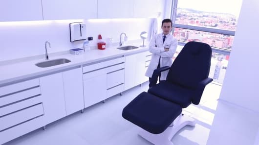 Dr. Daniel Cuestas, Dermatólogo