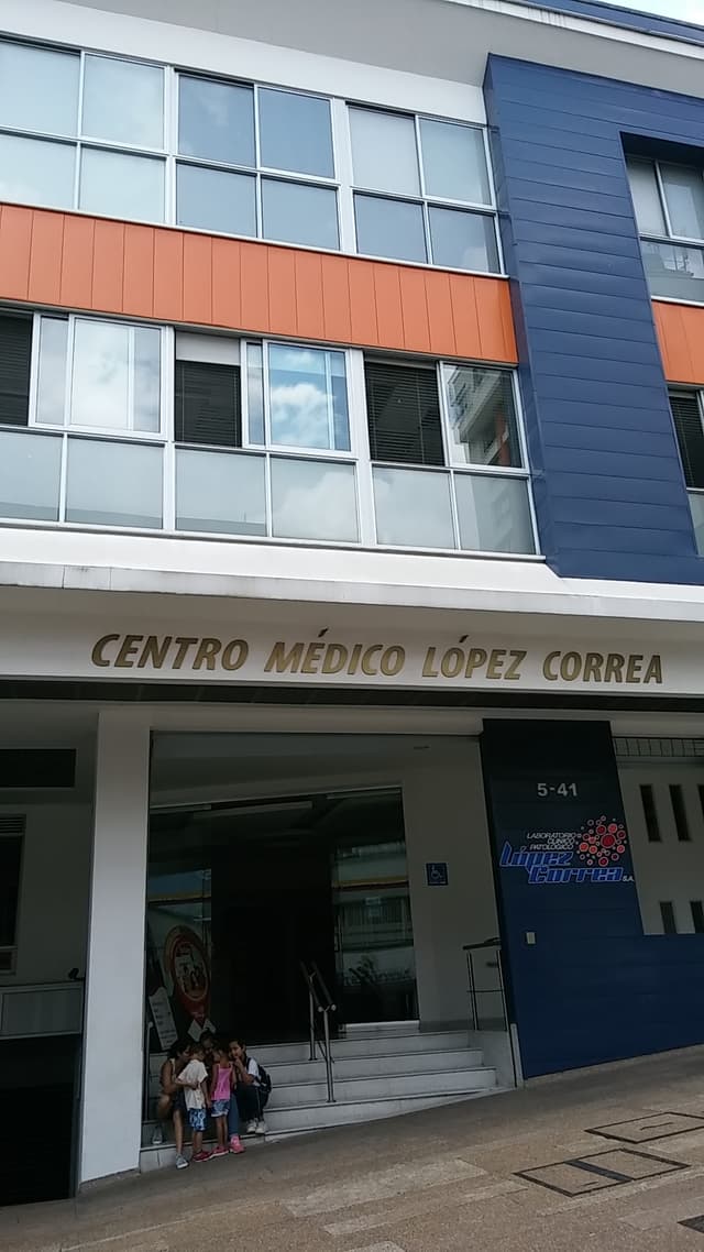 Dr. López Correa photo 3