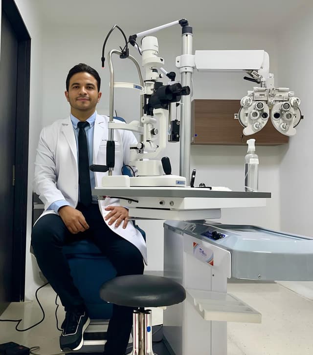 Dr. Manuel Del Cristo Castro Samur — Oftalmólogo · Cirugía Láser y Catarata Medellín