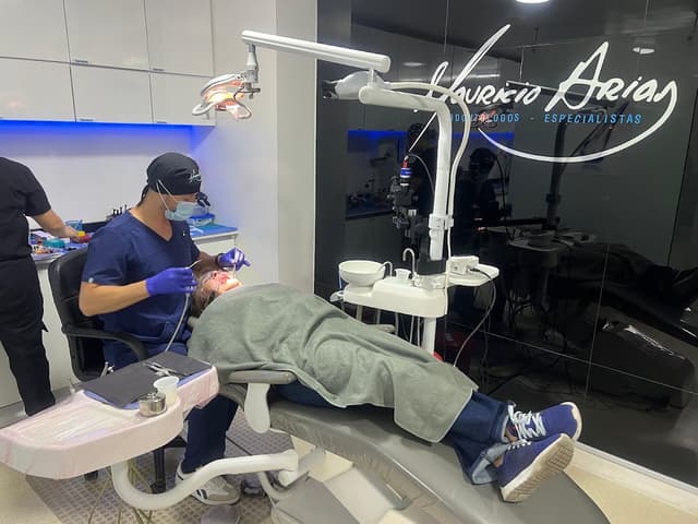 Dr. Mauricio Arias - Odontólogo Experto en Medellín English Dentist photo 2