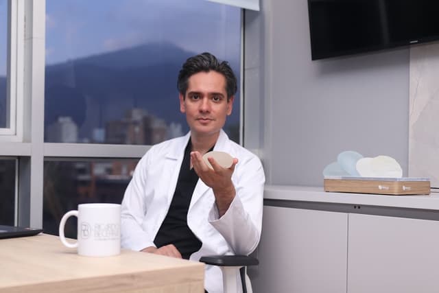 Dr. Ricardo Becerra - Cirujano Plástico en Bogotá