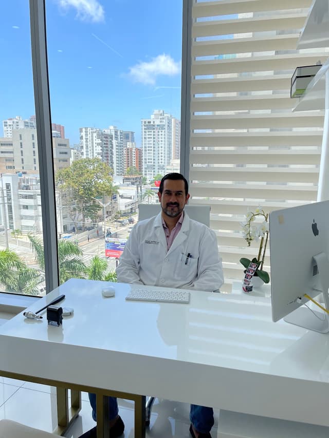 Neurocirujano Carlos Bartels